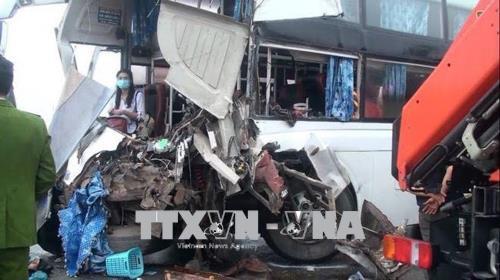 Xe cứu hỏa va chạm xe khách, 4 cảnh sát bị thương nặng